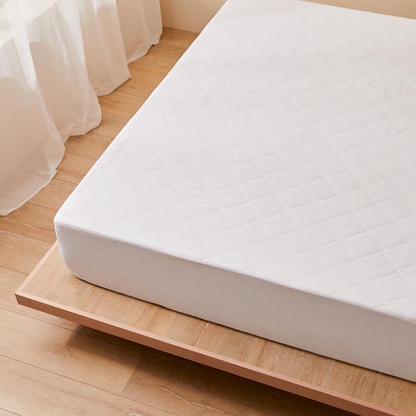 https://s3-ap-southeast-2.amazonaws.com/fusionfactory.commerceconnect.bbnt.production/pim_media/000/150/926/Core_Matress-Pillow-Protector_LS_Bedding_Bamboo-Matress-Hero010_SI.jpg?1686612681