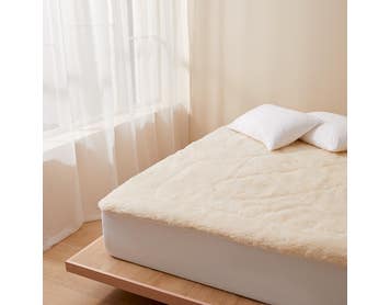 https://s3-ap-southeast-2.amazonaws.com/fusionfactory.commerceconnect.bbnt.production/pim_media/000/150/972/Core_Mattress_-Wool-Under-Blanket_LS_Bedding_Cotton-Protector-Hero_SI.jpg?1686614343