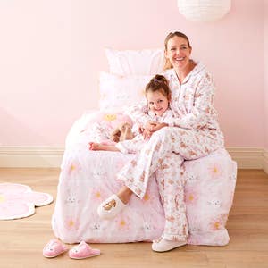 https://s3-ap-southeast-2.amazonaws.com/fusionfactory.commerceconnect.bbnt.production/pim_media/000/189/831/LF_Kids_Easter_LS_Talent_Flannel_PJS_Bunny_Bow_Mummy___Me_Cottontail_Cotton_Tail_SQC_5_SI.jpg?1740098991
