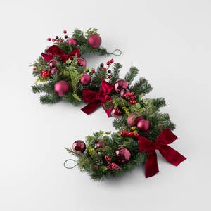 https://s3-ap-southeast-2.amazonaws.com/fusionfactory.commerceconnect.bbnt.production/pim_media/000/196/577/M_F_MR_1.8m-Bauble-_-Velvet-Bow-Garland_26275201_SI.jpg?1750917471