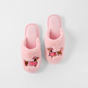https://s3-ap-southeast-2.amazonaws.com/fusionfactory.commerceconnect.bbnt.production/pim_media/000/196/621/M_F_OP_Xmas-Dashshund-Slippers-ML_26363801_SI.jpg?1750998378