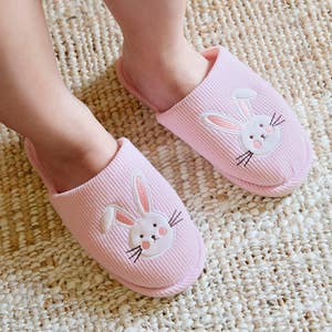 https://s3-ap-southeast-2.amazonaws.com/fusionfactory.commerceconnect.bbnt.production/pim_media/000/202/206/M_F_S25-26_Summer-PJs_LS_Cotton_Tail_Novelty_Slippers_SI.jpg?1759456439