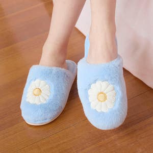 https://s3-ap-southeast-2.amazonaws.com/fusionfactory.commerceconnect.bbnt.production/pim_media/000/202/212/M_F_S25-26_Summer-PJs_LS_Daisy_Novelty_Slippers_SI.jpg?1759456761