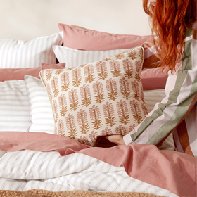 THROWS & CUSHIONS